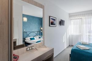 波雷奇波雷奇酒店的卧室和卧室的镜子
