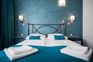 波雷奇波雷奇酒店的一间卧室配有一张大床和毛巾