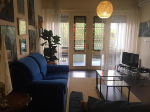 格拉多Bruseschi的客厅配有蓝色的沙发和桌子