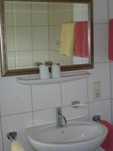 索嫩斯泰因拜尔健康酒店的一间浴室