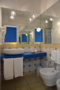 马奥莱San Domenico Accommodation Maiori的一间带两个盥洗盆和大镜子的浴室