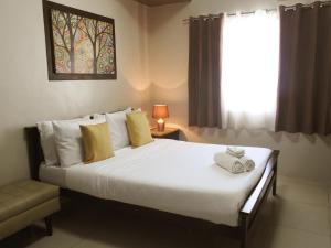 马尼拉莱斯登西亚精品公寓式酒店的卧室配有一张大白色床和窗户