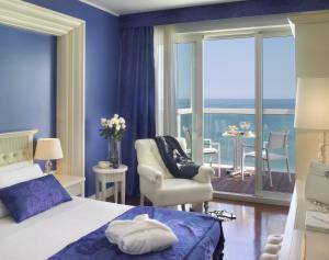里乔内蒂法尼酒店的一间卧室配有一张床,享有海景