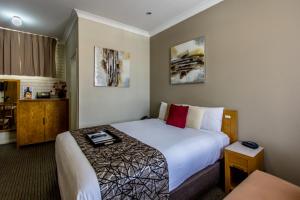 梅特兰贝斯特韦斯特昂德维汽车旅馆的酒店客房配有一张床铺和一张桌子。