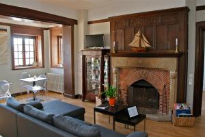内维兹达尔摩庄园酒店的带沙发和壁炉的客厅