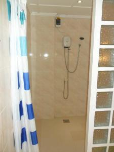 莫阿尔博阿Jasmin's Room Rental的带淋浴和浴帘的浴室