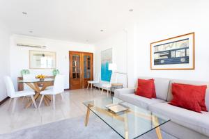 阿雷西费Rooms & Suites Balcony 3D的白色的客厅配有白色的沙发和红色的枕头。