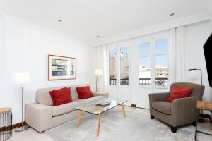 阿雷西费Rooms & Suites Balcony 3D的客厅配有沙发、椅子和桌子