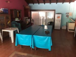 帕特拉德拉帕特拉TERRAZA AL RIO 2的厨房配有蓝色桌子和冰箱