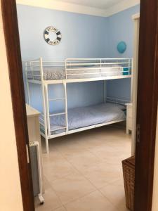 卡帕里卡海岸Vivenda da bela vista的一间客房内配有两张双层床的房间
