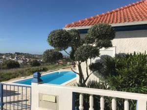 卡帕里卡海岸Vivenda da bela vista的从房子的阳台上可欣赏到游泳池的景色