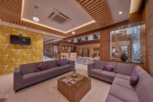 德瓦纳哈利-班加罗尔Shivas Galaxy Hotel的客厅配有两张沙发和一张桌子
