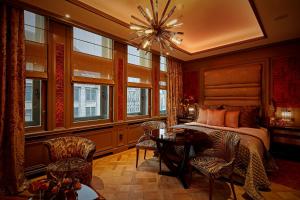 阿姆斯特丹 27号酒店 - 世界小型豪华酒店的卧室配有一张床和一张桌子及椅子