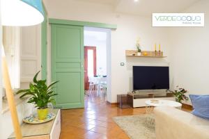 马里内拉Verdeacqua Holiday House的带沙发和电视的客厅