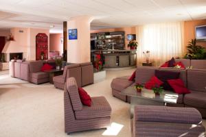 吕兹-圣索沃尔勒蒙太古酒店的带沙发和红色枕头的客厅