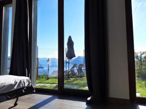 斯特雷萨Le Camere Della Vecchia Osteria的卧室设有窗户,享有庭院的景色