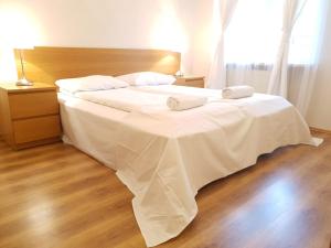 克拉科夫Mikołajska Apartments with Lift的卧室配有一张带白色床单和枕头的大床。