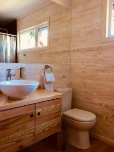 潘吉普伊Amukan Lodge的木制浴室设有水槽和卫生间