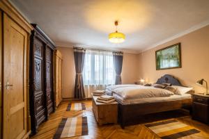 锡吉什瓦拉CASA SPERANTEI的一间卧室设有一张大床和一个窗户。