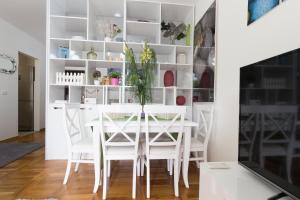 斯韦蒂·斯特凡Varja 2 Apartment的白色的用餐室配有白色的桌椅