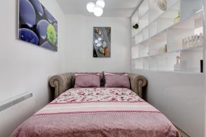 斯韦蒂·斯特凡Varja 2 Apartment的一间卧室配有一张带紫色枕头的床