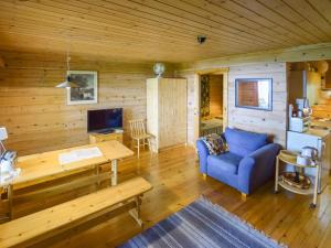 Oravi帕杰瑞塔度假屋的客厅设有蓝色的沙发和木墙