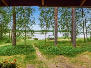 Oravi科乌兰塔度假屋的透过树林欣赏湖泊美景