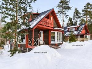 KruunupyyHoliday Home Hästöskata b by Interhome的小木屋前面有雪