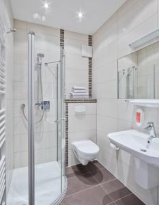 于尔齐希维哥特咖斯德可穆宾馆的带淋浴、卫生间和盥洗盆的浴室