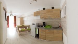 哈卡尼Orchidea apartman的厨房配有木制橱柜和台面
