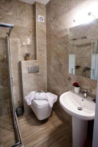 尼亚普拉莫斯Villa Elia的一间带水槽、卫生间和淋浴的浴室