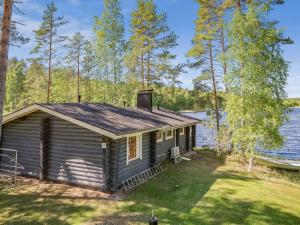 AnttolaHoliday Home Aurinkoniemi by Interhome的湖畔的小房子