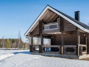 KukkolaHoliday Home Vuokatticottage e by Interhome的雪地小木屋