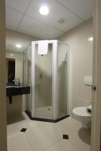 巴利托日盖尔巴里托酒店的带淋浴和卫生间的浴室