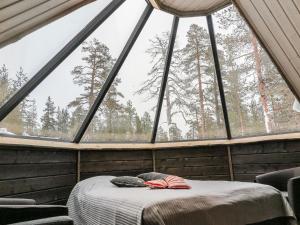 KakslauttanenHoliday Home Arctic light hut by Interhome的窗户前的一间房间,配有一张床