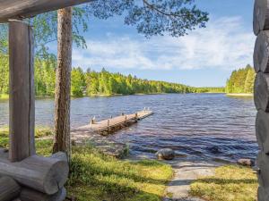 AnttolaHoliday Home Aurinkoniemi by Interhome的一座位于湖面上,有树木的码头