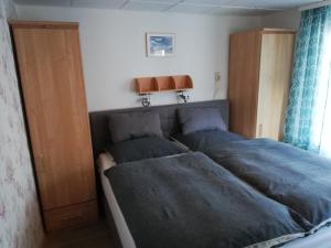 于克里茨FeWo Inselzeit的一间卧室配有一张带蓝色枕头的床