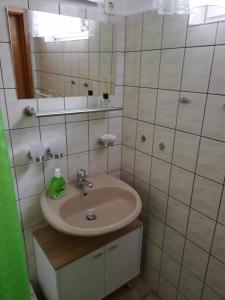 于克里茨FeWo Inselzeit的一间带水槽和镜子的浴室