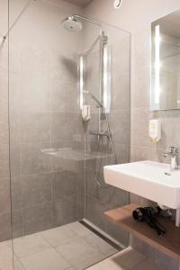 因斯布鲁克Daxburg Apartments的一间带水槽和淋浴的浴室