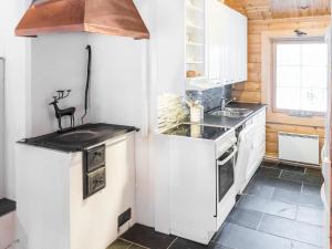 NissiHoliday Home Oivangin siesta by Interhome的厨房配有白色橱柜和炉灶。