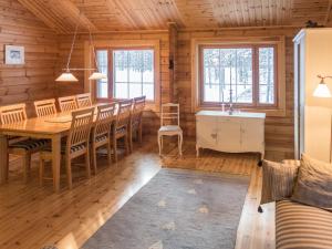 NissiHoliday Home Oivangin siesta by Interhome的小木屋内的用餐室,配有桌椅