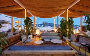 罗列特海岸Gran Hotel Flamingo-Adults Only的带沙发、桌子和窗户的凉亭