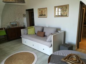 罗克布吕讷-卡普马丹Monaco's Cottage & Spa的客房内的白色沙发上配有枕头