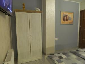 希维拉杜夫-兹德鲁伊Pokój gościnny ROYAL的卧室配有白色橱柜和1张床