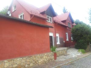 希维拉杜夫-兹德鲁伊Pokój gościnny ROYAL的一座红色的房子,有石墙