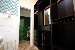 那不勒斯Don Raffaele Resort的浴室设有黑色衣柜和镜子