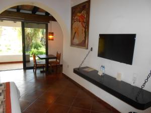 圣米格尔-德阿连德Hotel Hacienda Taboada (Aguas Termales)的客厅的墙上配有平面电视。