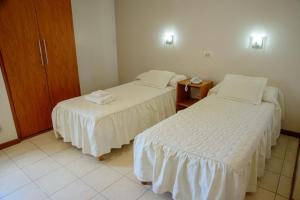 贝纳多图埃托Brisen Alojamientos的一间设有两张床和一部电话的房间