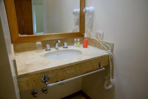 贝纳多图埃托Brisen Alojamientos的浴室的柜台设有水槽和镜子