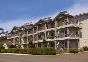 卡农海滩威赛德旅馆的带阳台和街道的大型公寓大楼